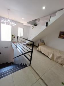 een slaapkamer met een bed en een trap in een kamer bij Apart Checatu Irupe in Corrientes