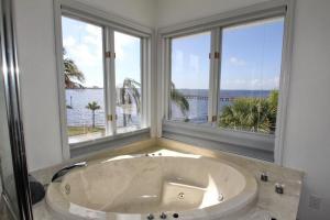 Um banheiro em Waterfront Villa With Private Pool!