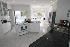 A cozinha ou cozinha compacta de Waterfront Villa With Private Pool!