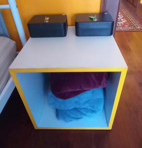 Una mesa con dos cajas encima. en Bom Caminha - Private Albergue for Pilgrims, en Caminha