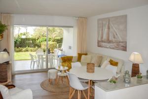ein Wohnzimmer mit einem Sofa und einem Tisch in der Unterkunft Miraflores, beach apartment, apartamento en la playa ! in Mijas Costa