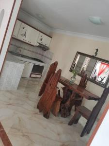 een keuken met een houten tafel en stoelen in een kamer bij CASA ACOGEDORA ACORDE A TU ESTILO in Palmira