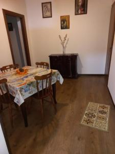 jadalnia ze stołem i krzesłami w obiekcie Da laura w Trapani