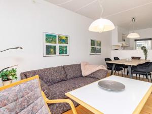 uma sala de estar com um sofá e uma mesa em Apartment Hals V em Hals