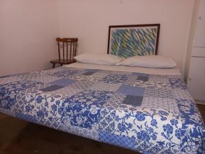 łóżko z niebiesko-białą kołdrą w obiekcie Da laura w Trapani