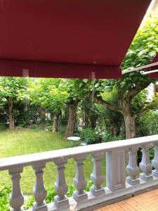 a balcony with a view of a yard with trees at CASTEL MT Villa spacieuse Luchon vue montagnes Pyrénées in Luchon