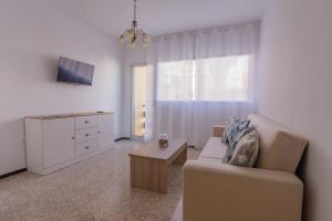 een woonkamer met een bank en een tafel bij Tendal Hosting - Cabrera Guerra in Santa Cruz de la Palma