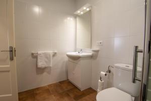 een witte badkamer met een toilet en een wastafel bij Tendal Hosting - Cabrera Guerra in Santa Cruz de la Palma