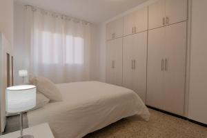 een witte slaapkamer met witte kasten en een bed bij Tendal Hosting - Cabrera Guerra in Santa Cruz de la Palma