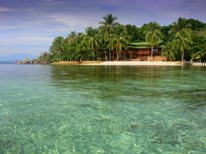 uma ilha com palmeiras e um resort na água em Elba House em Bocas del Toro