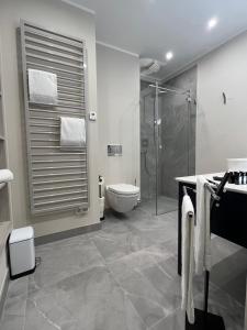 La salle de bains est pourvue de toilettes et d'une douche en verre. dans l'établissement Luxury Home / 2-Raum-Apartment an der Frauenkirche, à Dresde