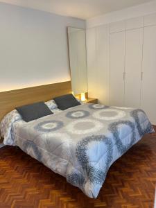 Un pat sau paturi într-o cameră la Hostal Charo II