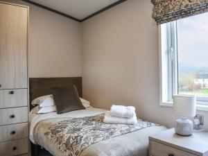 een kleine slaapkamer met een bed en een raam bij Dodd - Uk42499 in Bassenthwaite