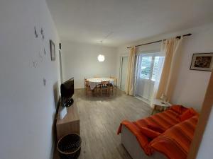 uma sala de estar com um sofá e uma mesa em Apartman AnTe em Korčula