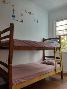 聖保羅的住宿－Varandas da Paulista，一间卧室配有两张双层床。