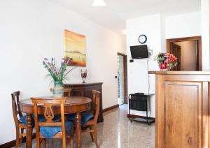 a dining room with a wooden table and chairs at L'antica Lodge in Cremia