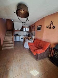 ein Wohnzimmer mit einem Sofa und einem Tisch in der Unterkunft Casa Rural La Pantizuela 