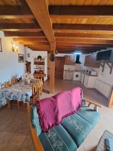 ein Wohnzimmer mit einem blauen Sofa und einem Tisch in der Unterkunft Casa Rural La Pantizuela 