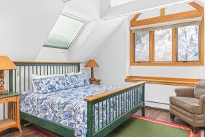 una camera con letto e sedia di Prospect Ave a Telluride
