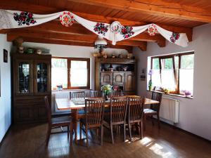 - une salle à manger avec une table et des chaises en bois dans l'établissement Pensiunea Ardelean, à Vadu Izei