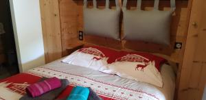 Łóżko lub łóżka w pokoju w obiekcie Appartement cosy face aux Aravis