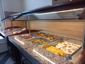 ein Buffet mit vielen verschiedenen Speisen in der Unterkunft Nihad B&B in Visoko + 18 Fotos