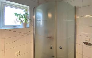 une douche avec une porte en verre et une plante en pot dans l'établissement 1 Bedroom Stunning Home In Landvetter, à Landvetter