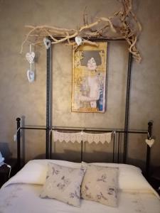 een slaapkamer met een bed met een foto aan de muur bij Le Stanze di Rosa in Monsano