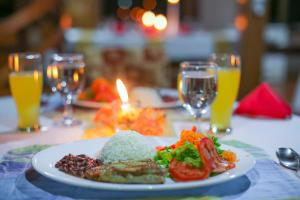 a white plate of food on a table with drinks at Casa Drake Lodge in Drake