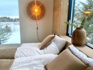 1 dormitorio con 2 camas y ventana en The Oak house - Designers private Northern lights geothermal Villa, en Mosfellsbær