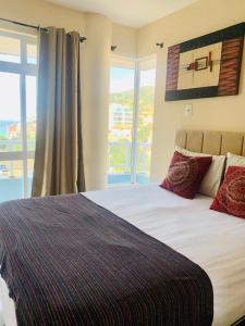 1 dormitorio con 1 cama grande y ventana grande en Apprainha top, en Arraial do Cabo