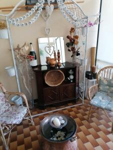 een kamer met een spiegel en een tafel en stoelen bij Le Stanze di Rosa in Monsano