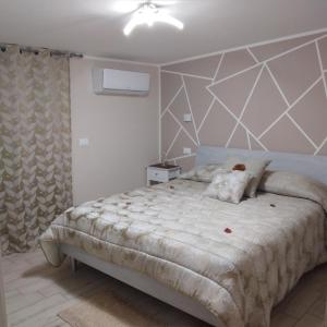 Altavilla House في ألتافيلا ميليتشا: غرفة نوم بسرير كبير في غرفة