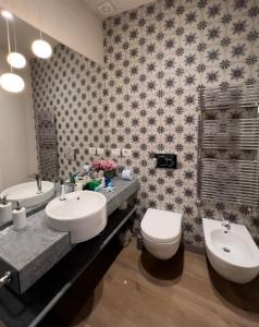 een badkamer met 2 wastafels en een toilet bij La piccola casa di Ubs in Sestri Levante