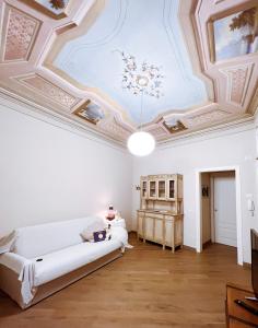 een woonkamer met een schuin plafond en een bank bij La piccola casa di Ubs in Sestri Levante
