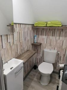 uma casa de banho com um WC branco e um lavatório. em LE MACHAON , Gîte rural *** avec espace piscine privé em Brégnier-Cordon