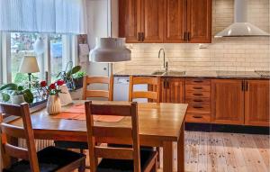 Kjøkken eller kjøkkenkrok på Stunning Home In Brsarp With Kitchen