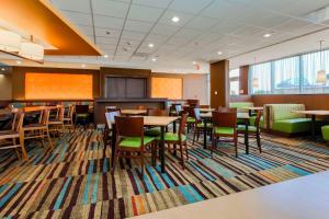 ห้องอาหารหรือที่รับประทานอาหารของ Fairfield Inn & Suites by Marriott Snyder