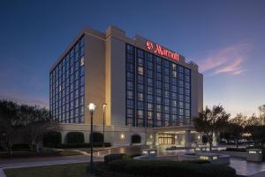 Houston Marriott South at Hobby Airport في هيوستن: مبنى الفندق عليه علامة مارتيني