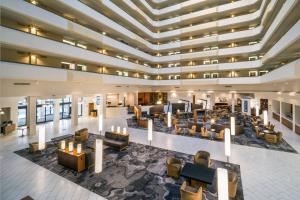 uma representação do átrio de um hotel com sofás e cadeiras em Houston Marriott South at Hobby Airport em Houston