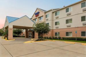 uma representação de um hotel com um edifício em Fairfield Inn & Suites Houston Westchase em Houston