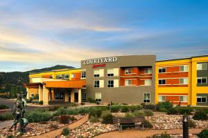 um edifício com uma estátua em frente em Courtyard by Marriott Glenwood Springs em Glenwood Springs