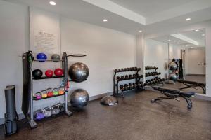 un gimnasio con varios equipos de ejercicio y un espejo en TownePlace Suites by Marriott Cincinnati Airport South, en Florence