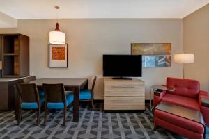 sala de estar con mesa, TV y sillas en TownePlace Suites by Marriott El Paso East/I-10 en El Paso