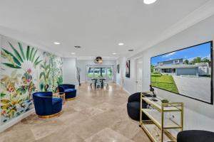 ein Wohnzimmer mit einem großen Gemälde an der Wand in der Unterkunft Water Front Home with Boat Dock Hot Tub Roof Top Fire Pit in Fort Lauderdale