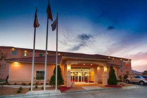 un hotel con bandiere di fronte a un edificio di TownePlace Suites by Marriott El Paso Airport a El Paso