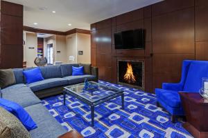 sala de estar con sofá y chimenea en Residence Inn by Marriott Austin Northwest/The Domain Area, en Austin