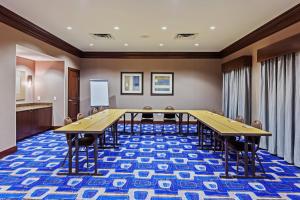 uma sala de conferências com uma mesa longa e cadeiras em Residence Inn by Marriott Austin Northwest/The Domain Area em Austin