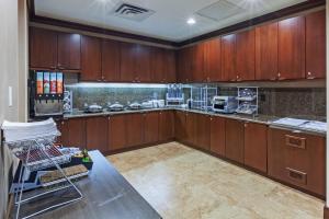 cocina grande con armarios de madera y encimera en Residence Inn by Marriott Austin Northwest/The Domain Area, en Austin