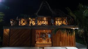 Casa con balcón y puerta por la noche en Cabaña Yalis SAS, en Cartagena de Indias
